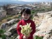 عمر في القدس عام 2007 يحمل أزهارا برية
