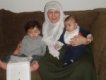 أنا في اليسار مع جدتي وعلى يمينها أخي قيس عام 2005